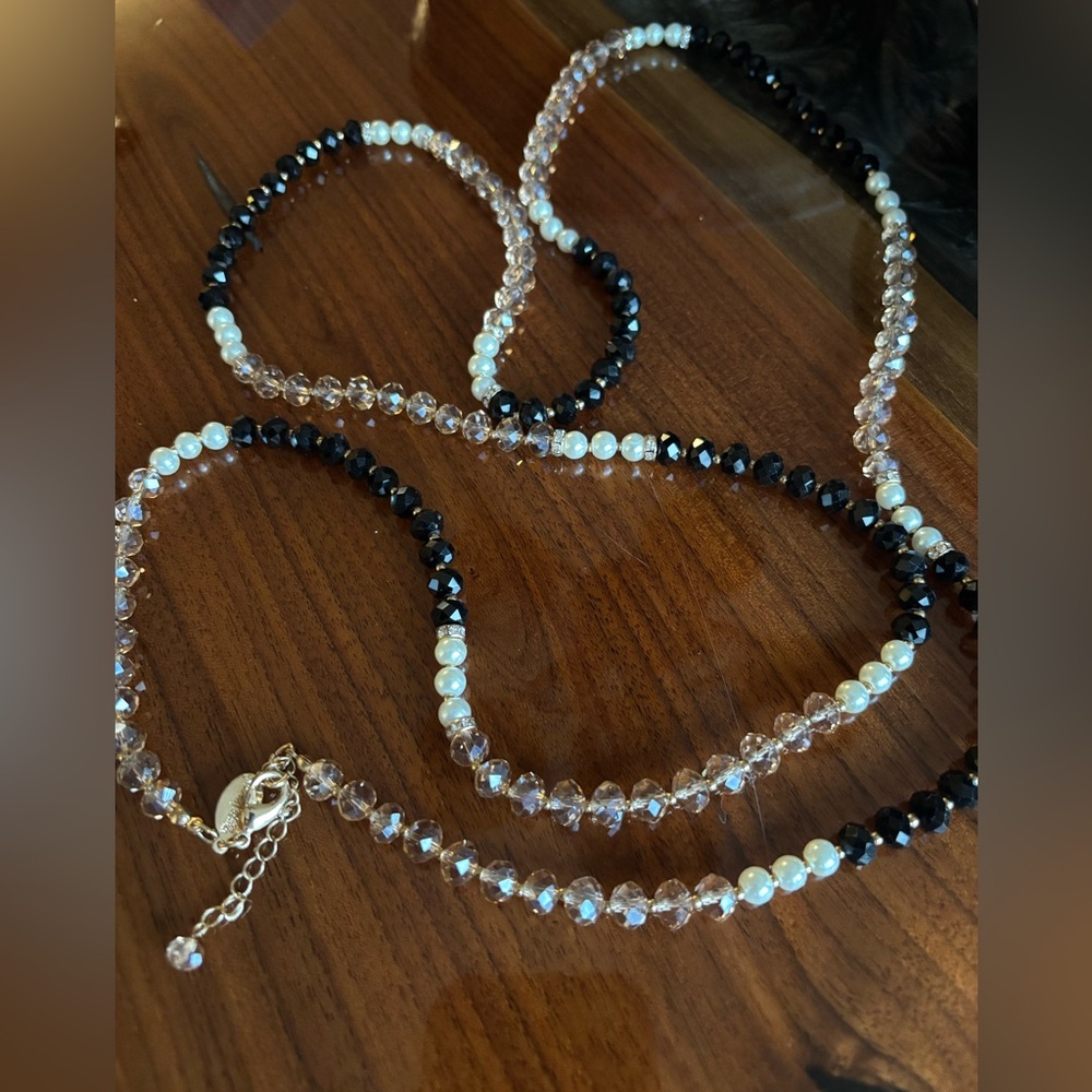 White House black market necklace in Crystal, black & pearl.